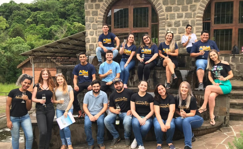 Alunos dos cursos de Administração realizam visita técnica em empresas de Santa Maria