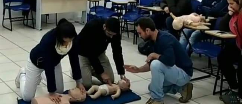 ACADÊMICOS DE ENFERMAGEM PARTICIPAM DE OFICINA SOBRE SUPORTE DE VIDA EM PEDIATRIA