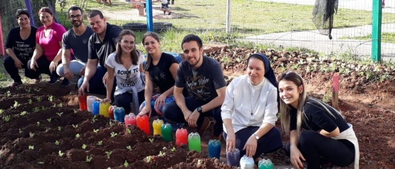MÊS DO MEIO AMBIENTE – ALUNOS DA ENFERMAGEM CONSTROEM HORTA COMUNITÁRIA