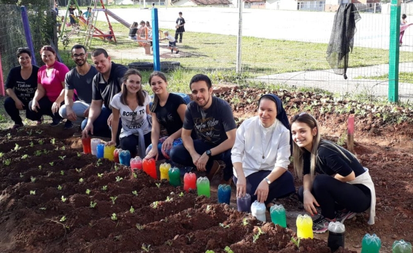 MÊS DO MEIO AMBIENTE – ALUNOS DA ENFERMAGEM CONSTROEM HORTA COMUNITÁRIA