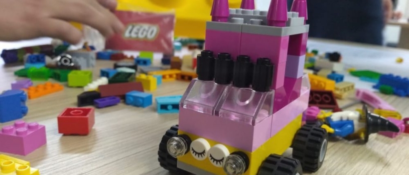 ACADÊMICOS DE ADMINISTRAÇÃO PARTICIPAM DE ATIVIDADE COM LEGO PARA PRATICAR A UTILIZAÇÃO DE FERRAMENTAS DA QUALIDADE