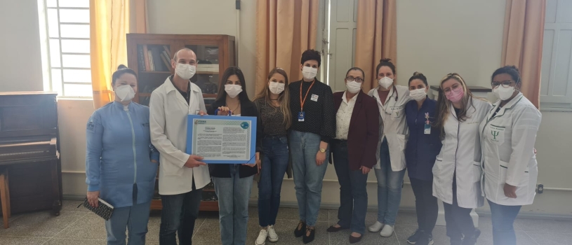 AÇÃO EXTENSIONISTA DA PSICOLOGIA ENTREGA PRANCHAS DE COMUNICAÇÃO À CASA DE SAÚDE