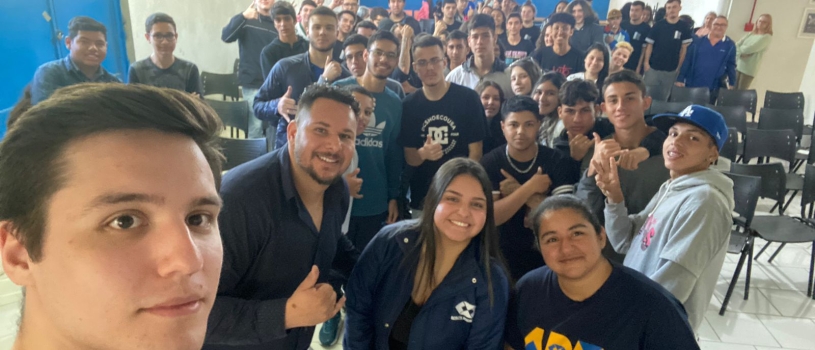 ACADÊMICOS DE ADM MINISTRAM OFICINAS SOBRE MERCADO DE TRABALHO PARA ESTUDANTES DO ENSINO MÉDIO