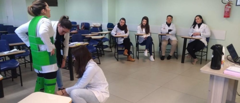 ENFERMAGEM UTILIZA EQUIPAMENTO SIMULADOR EM ATIVIDADE INTERDISCIPLINAR