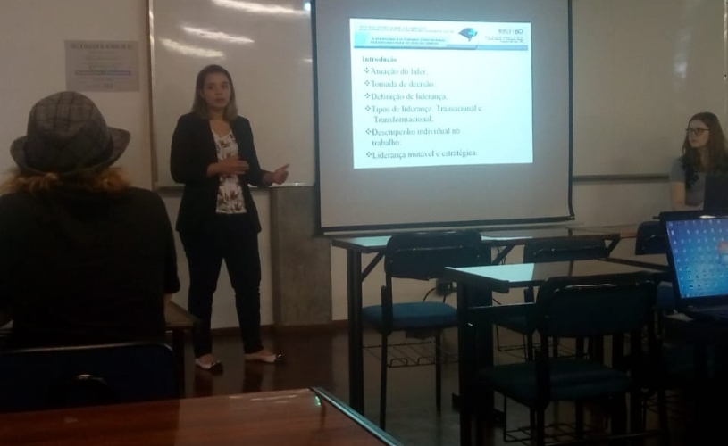 ACADÊMICA E EGRESSO DE ADMINISTRAÇÃO PARTICIPAM DE EVENTO CIENTÍFICO EM CAXIAS DO SUL