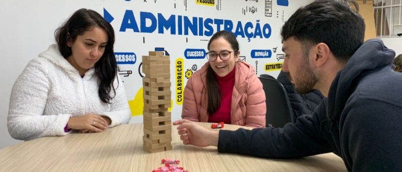 Alunos Utilizam Jogo Jenga para Ilustrar Conceitos de Gestão Estratégica