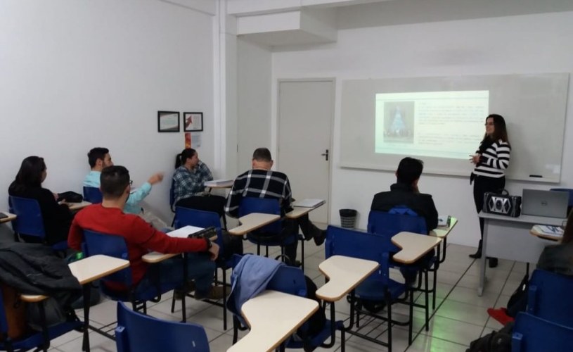 IMPACTO VISUAL, ORGANIZAÇÃO E ESPAÇO É TEMA DE AULA ESPECIAL PARA ACADÊMICOS DE TGC